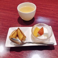 フーロン - デザートとジャスミン茶