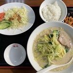 歓迎 - 豚骨野菜ラーメン・餃子・ライス 750円　餃子到着前