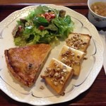 르 파스테 - 長野佐久平から浅間山に向かう絶景の高台にある手作りケーキと焼き菓子のカフェで、キッシュランチなう！美味しい。