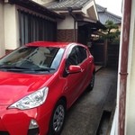 蕎麦舗ふじたや - 家と店の間に案内された駐車場