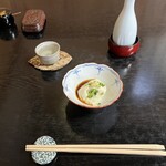 Ishibashi - 灘の白鷹ぬる燗をうつくしい若女将の酌でいただく、おいしく滑らか ざる豆腐