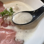 麺～leads～なかの 大和高田本店 - すくいあげても消えない泡