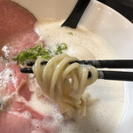 麺～leads～なかの 大和高田本店 - 中細のストレート麺はかみごたえのよい麺