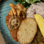 新潟薬膳カレー Ricca - トマトチキンカレーと素揚げされた野菜たち