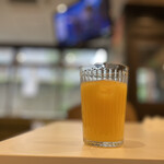CAFE&BAR YOLO - お冷は取らず、オレンジジュースいただきます。その向こうのテレビではオリンピックLIVE