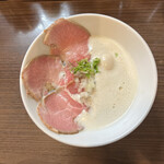 麺～leads～なかの 大和高田本店 - あでやかなピンクのチャーシューが白い泡に映える