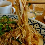 ストロボキッチン - 平打ち麺。米から作られた弾力ある麺でしたね。