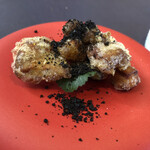 プレゼンテ スギ - ヤマドリダケのフリット。雪の下と黒いのは鮑の肝を粉末状にしたもの。