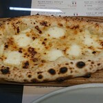 Burante Buru Kosutarika - ハーフ&ハーフのピッツァ  ハニーラスバドゥーラ チーズとはちみつのピザです 甘くて食べやすくて、４才児がパクパク食べてました