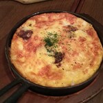 VAMOS kitchen - 牛すじとチーズのオムレツ