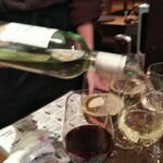 VAMOS kitchen - ・ソランデル・ピノグリージョ（白）を注いでくれるスタッフ