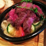 VAMOS kitchen - 和牛のアヒージョのアップ