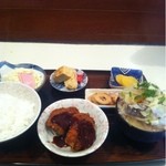 しげみ食堂 - 豚汁付き  チキンカツ定食550円。これで豚汁小です。中は50円増しです。