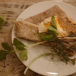 タヴェルナハンバーグ - 平飼い卵とチーズのガレット