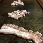 やきもきや - 具材からじっくり焼いて行きます。