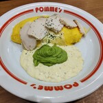 ポムの樹 - 料理写真:蒸鶏とアボカドソースのオムライス