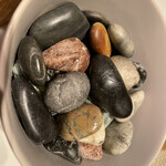 ルカンケ - 小石と葉というアミューズ②この中にパンがあります