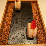 ルカンケ - フォアグラのマカロン。甘さと塩けのマリアージュにワインが進む