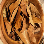 ルカンケ - 小石と葉というアミューズ。この中にポテトチップが