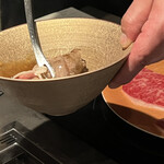 北海道焼肉 北うし - びえい和牛
      サーロインの焼きしゃぶ
      →ささっと炙ってくるくる巻きに♪ 
      特製出汁に付けてもらいます　脂落とし‼︎
      