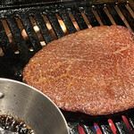 北海道焼肉 北うし - 《特選3》
      3週間熟成知床和牛
      ヒレのシャトーブリアン
      →熟成され旨味凝縮された強い旨味の感じるお肉。
      特製肉汁醤に付けてたらさらに香ばしさが増しハッキリした味に♡