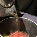 北海道焼肉 北うし - びえい和牛サーロインの肉茶漬け
      →たっぷりのサーロインが柔らかくて食べ応えあります
      旨味たっぷりの出汁といただきます