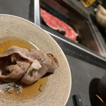 北海道焼肉 北うし - びえい和牛
      サーロインの焼きしゃぶ
      →ささっと炙ってくるくる巻きに♪ 
      特製出汁に付けてもらいます　
      