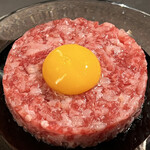 北海道焼肉 北うし - ☆びえい和牛サーロインのとろけるユッケ☆
      →トロけるまろやかな口溶け触覚
      ちょっと甘くて優しい赤身の豊潤さが口いっぱいに広がります♡ 卵黄をほぐしてさらにまろかやに♪
      