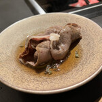 北海道焼肉 北うし - びえい和牛
      サーロインの焼きしゃぶ
      →ささっと炙ってくるくる巻きに♪ 
      特製出汁に付けてもらいます　
      