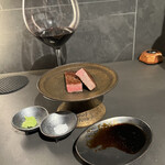 北海道焼肉 北うし - 《特選3》
      3週間熟成知床和牛
      ヒレのシャトーブリアン
      →熟成され旨味凝縮された強い旨味の感じるお肉。
      特製肉汁醤に付けてたらさらに香ばしさが増しハッキリした味に♡