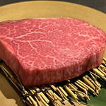 北海道焼肉 北うし - 《特選3》
      3週間熟成知床和牛
      ヒレのシャトーブリアン