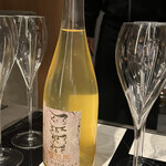 北海道焼肉 北うし - 【【余市ドメーヌイチワイナリー】】泡
      オリも楽しむ1本。
      最初の1杯目は比較的ライト、最後には柑橘系の強い味が特徴の大変飲みやすく貴重なシャンパン　
      