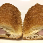 菓匠 紅梅 - ソーセージパンは４ツ割の魚肉ソーセージです。