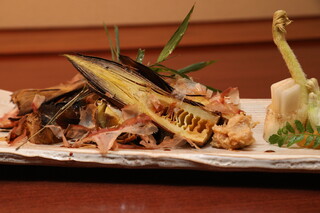 h Shinjuku Unatetsu - 鰻だけでなく早掘り筍や、春野菜を使用したお料理をご用意しております。
