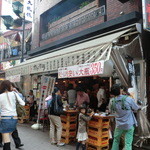 立飲みカドクラ - 外まで溢れます。