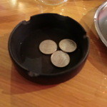 立飲みカドクラ - 未使用灰皿がキャッシュコーナーになります。