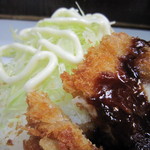 キッチン南海 - 多めのライスの上に千切りキャベツ。
      
      マヨをかけて。
      
      カツにも途中からソースをかけて。
      
      
      