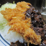 キッチン南海 - 粗めのパン粉に覆われた、サクサク、熱々のカツ。
      
      大きめですが、お肉は薄め。
      
      
      