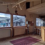 ミハラ キッチン - 窓から駅が見える。右は高尾ビール屋