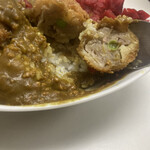 ライスカレー まんてん - シュウマイは食べやすいように半分に切れ目がある。割ってみるとグリーンピースが！