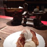 ヴァンサンヌ ドゥ - 【大人気】
            ◆〖焼きたてHOTアップルパイ〗（600えん）
            ✿〖バニラアイスクリームのせ〗（＋150えん）
            
            注文後、オーブンで焼き上げられる大人気のアップルパイ♬
            
            