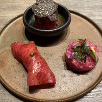 USHIGORO S. GINZA - 牛炙り握り、トリュフユッケ、牛タルタル　ハーブ添え