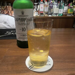 バー ゴヤ - うつくしいラフロイグ（ピント奥にあってしまっていて悲しい）。いつもより濃くない！？笑