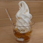 杉養蜂園 - 料理写真:はちみつソフト＋メープルハニー320円