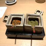 焼鳥 おみ乃 - 七味唐辛子と山椒