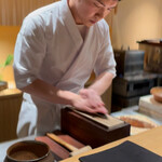 日本料理FUJI - 本枯れ鰹節を削る