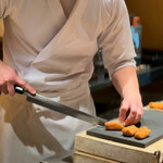 日本料理FUJI - 海老芋を切る