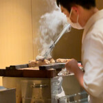 日本料理FUJI - イシナギを炭焼きにし、最後皮目にジュッ♬と直接焼き付けます！