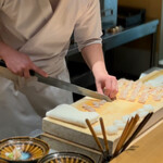 日本料理FUJI - 鮃のえんがわを切る