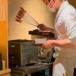 日本料理FUJI - 金目鯛を蒸器から引き上げ